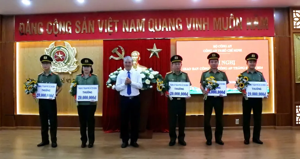 Ảnh 5 - Đc Ngô Minh Châu, Trưởng Ban Nội chính Thành ủy trao khen thưởng đột xuất cho các đơn vị lập thành tích.jpg