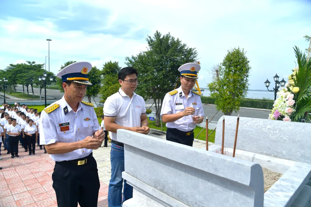 1. Đại tá Phạm Quyết Tiến, Phó Tư lệnh Vùng và đại biểu đoàn dâng hương tưởng niệm.jpg