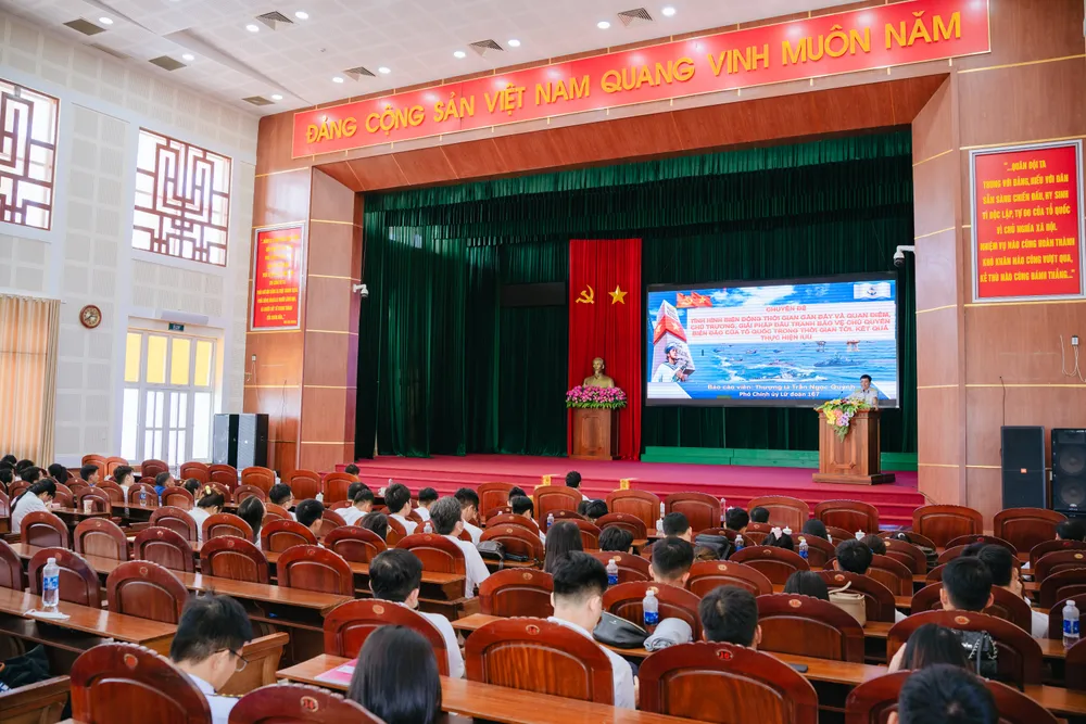 3. Chỉ huy Lữ đoàn 167 thông tin tuyên truyền biển, đảo.jpg