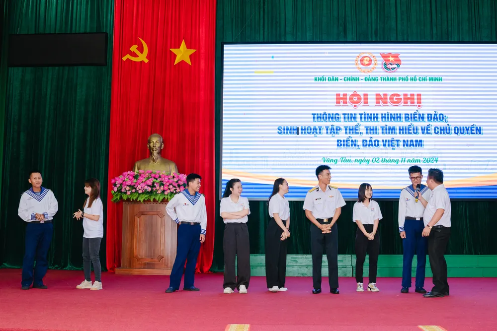 4. Các hoạt động giao lưu giữa cán bộ, chiến sĩ với đại biểu đoàn công tác.jpg