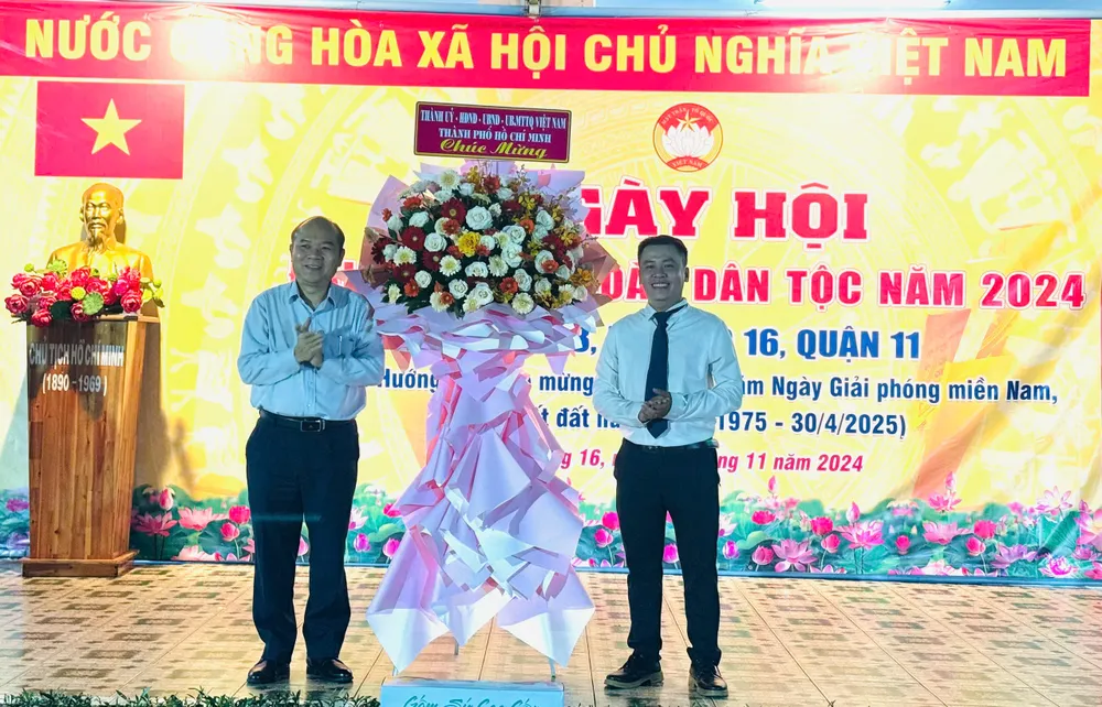 Lãnh đạo TPHCM tặng hoa chúc mừng Ban Công tác Mặt trận khu phố 3 (phường 16, quận 11). Ảnh: CHÍ THẠCH