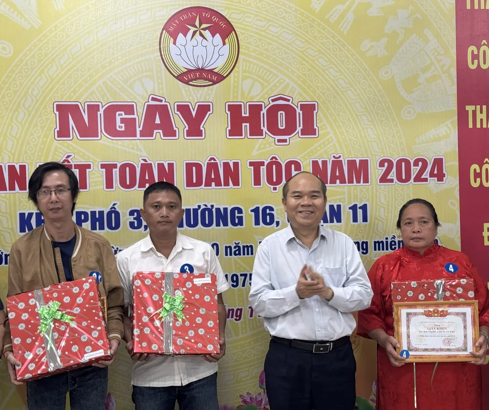 Lãnh đạo TPHCM tặng quà hộ gia đình có hoàn cảnh khó khăn. Ảnh: CHÍ THẠCH