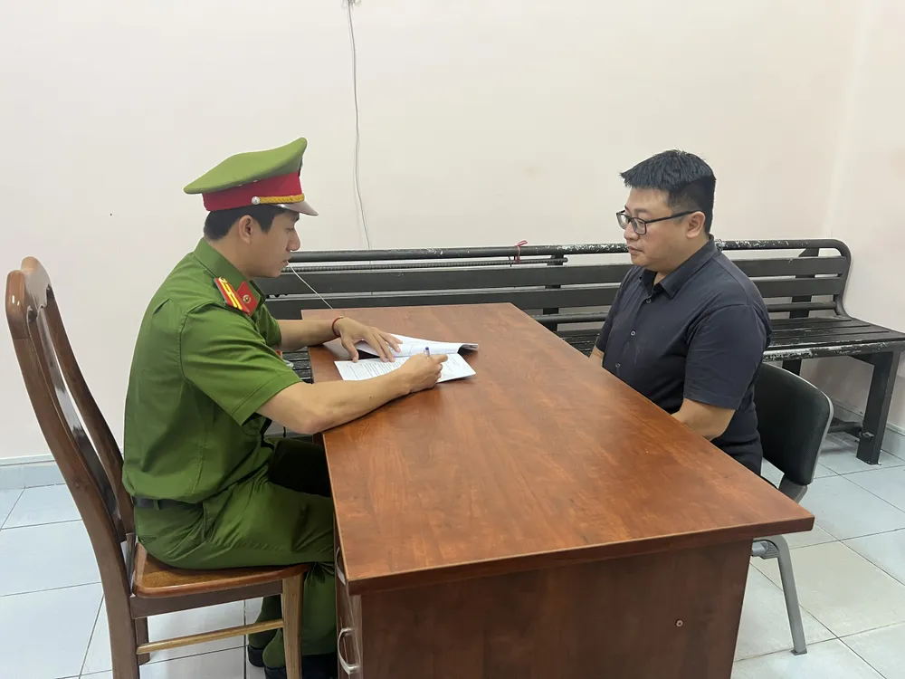 Ảnh 2 - CQCSĐT CATPHCM lấy lời khai Nguyễn Gia Lộc.jpg