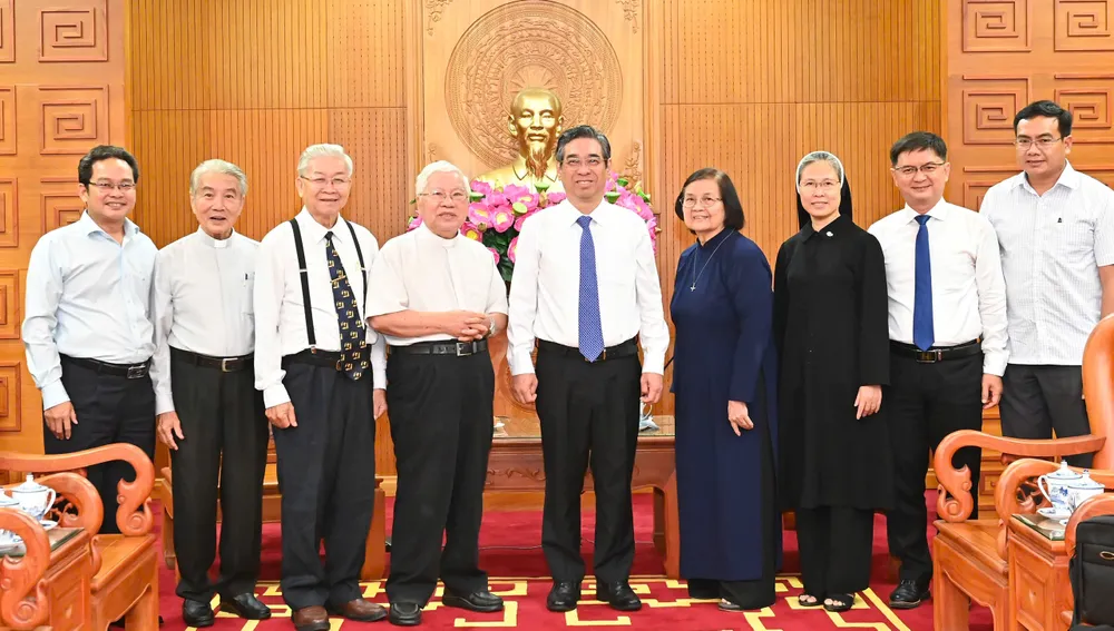 Đồng chí Nguyễn Phước Lộc chúc mừng các vị chức sắc Công giáo, Tin lành là Ủy viên Ủy Ban MTTQ Việt Nam Thành phố, nhiệm kỳ 2024-2029, nhân dịp Lễ Giáng sinh năm 2024. Ảnh: VIỆT DŨNG 