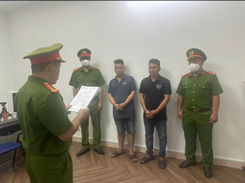 Công an tống đạt quyết định với 2 anh em Quân - An