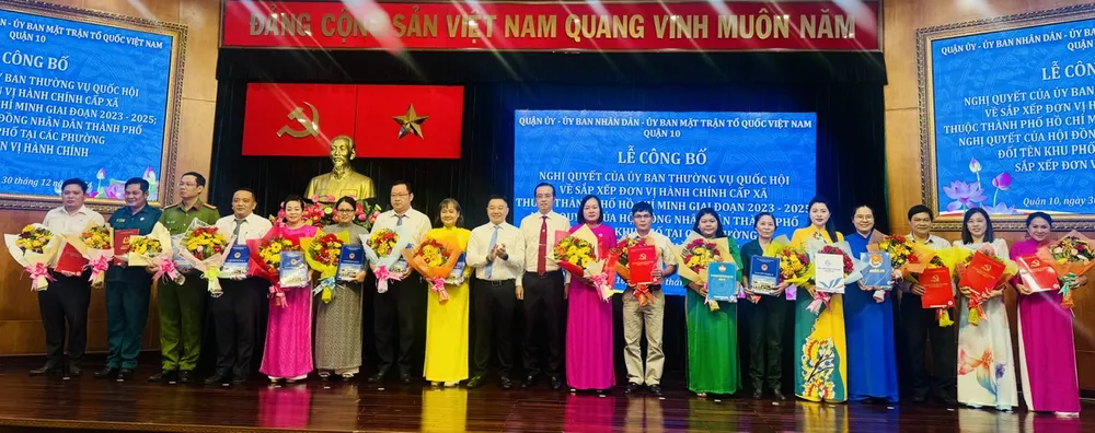 Lãnh đạo TPHCM cùng quận 10 chúc mừng các đồng chí tham gia Ban Chấp hành Đảng bộ các phường sau sáp nhập