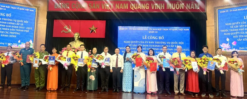 Lãnh đạo TPHCM cùng quận 10 chúc mừng các đồng chí tham gia Ban Chấp hành Đảng bộ các phường sau sáp nhập