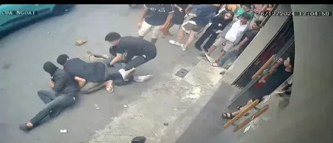 Người dân vây bắt người đàn ông nước ngoài cướp giật giữa ban ngày