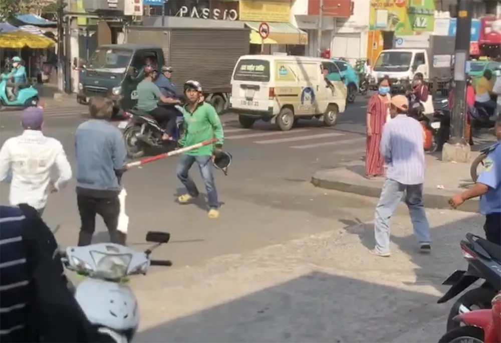 Công an truy xét nhóm tài xế xe ôm hỗn chiến trước cổng bệnh viện Bình Thạnh