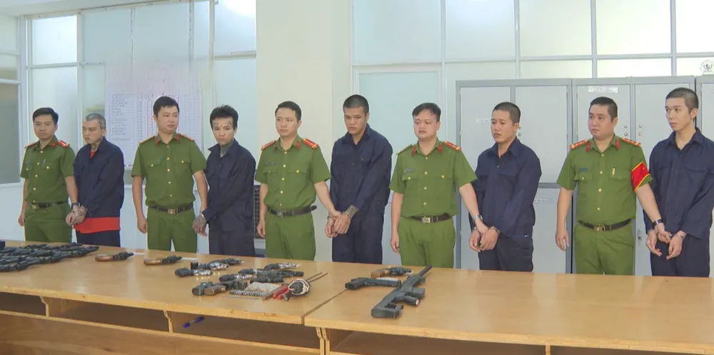 Ảnh 7 - Các đối tượng tại cơ quan Công an.jpg