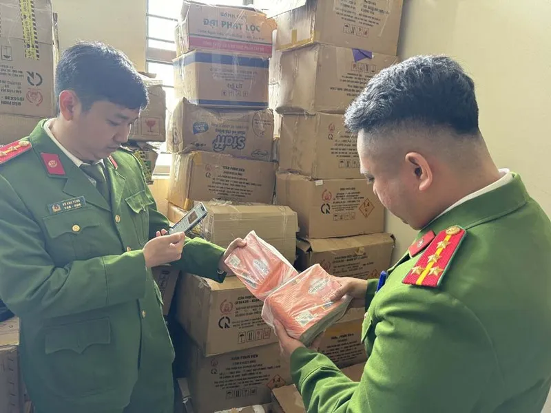 Bắt pháo lậu.JPG