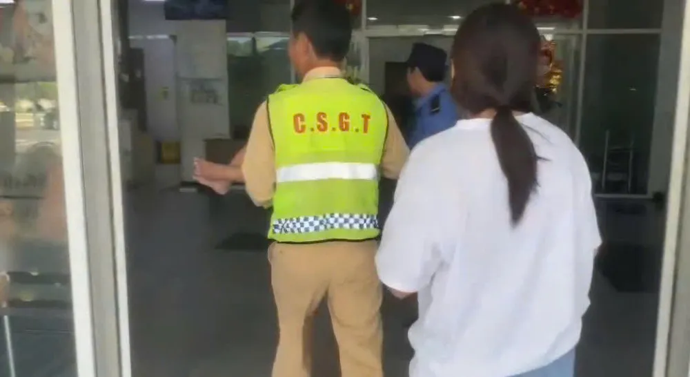 CSGT đưa cháu bé 2 tuổi co giật đến bệnh viện cấp cứu kịp thời