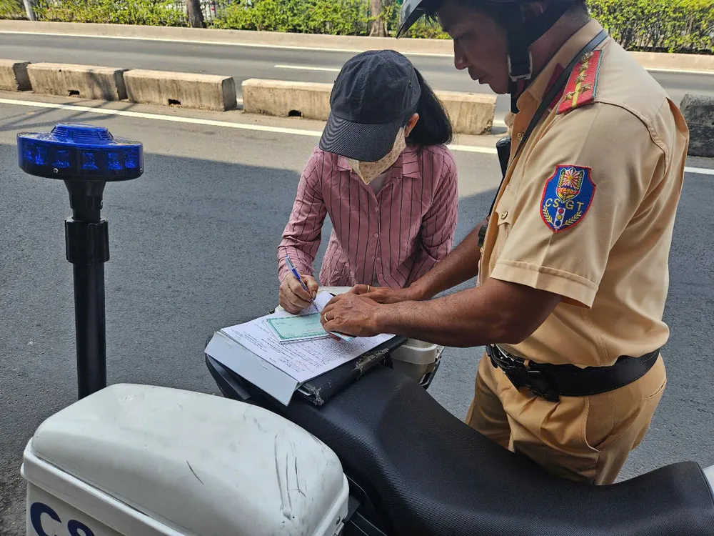 CSGT lập biên bản 1 trường hợp vi phạm 