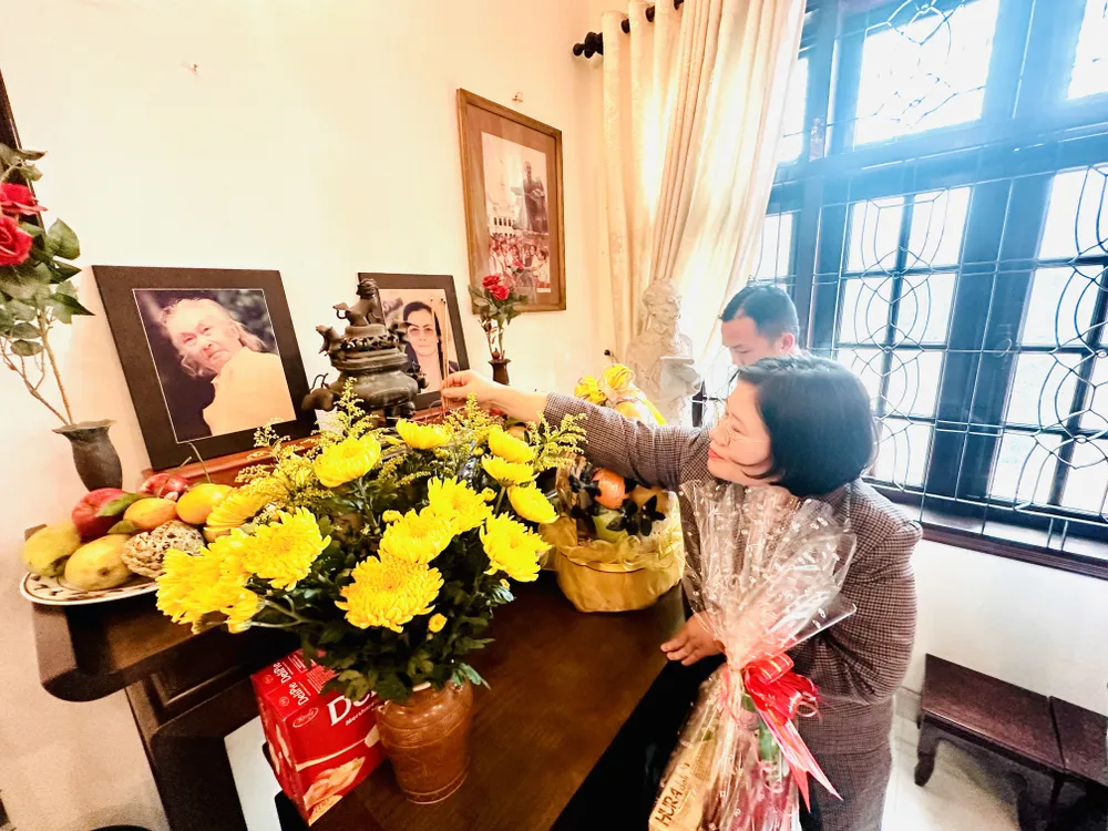 Trưởng Ban Tổ chức Thành ủy TPHCM Văn Thị Bạch Tuyết dâng hương tưởng nhớ họa sĩ, nhà điêu khắc Diệp Minh Châu. Ảnh: CHÍ THẠCH