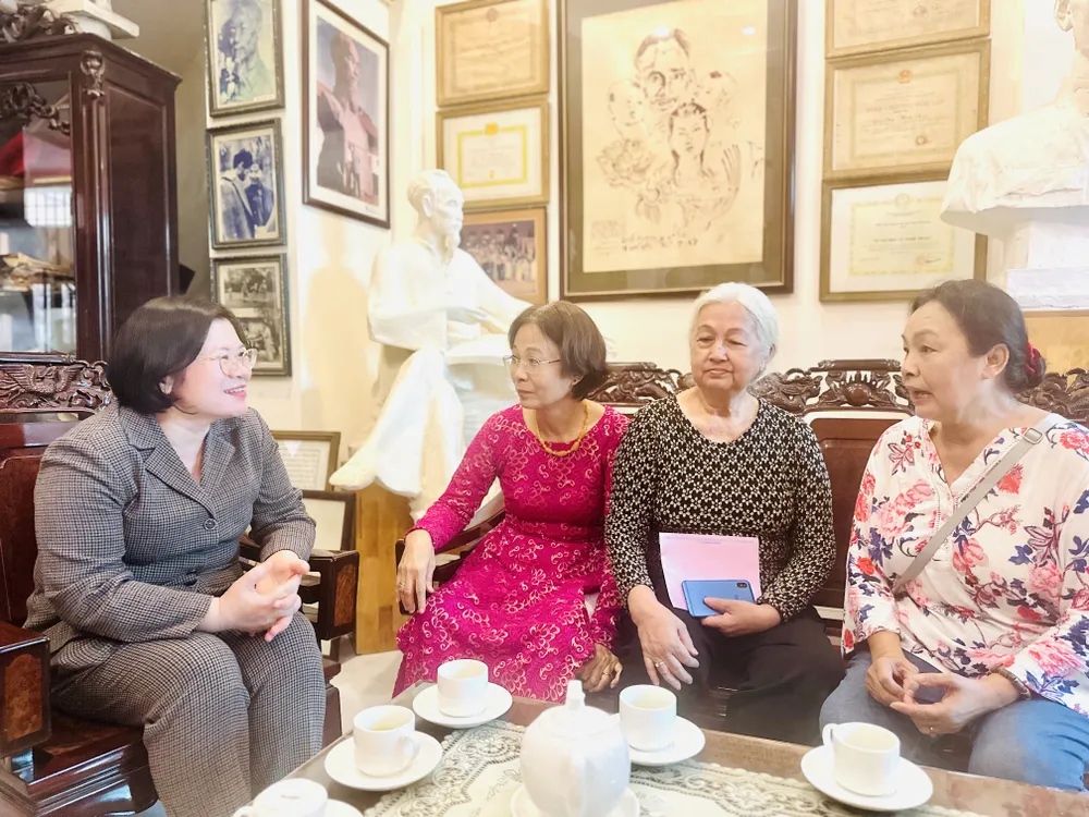 Trưởng Ban Tổ chức Thành ủy TPHCM Văn Thị Bạch Tuyết ân cần thăm hỏi người thân họa sĩ, nhà điêu khắc Diệp Minh Châu. Ảnh: CHÍ THẠCH