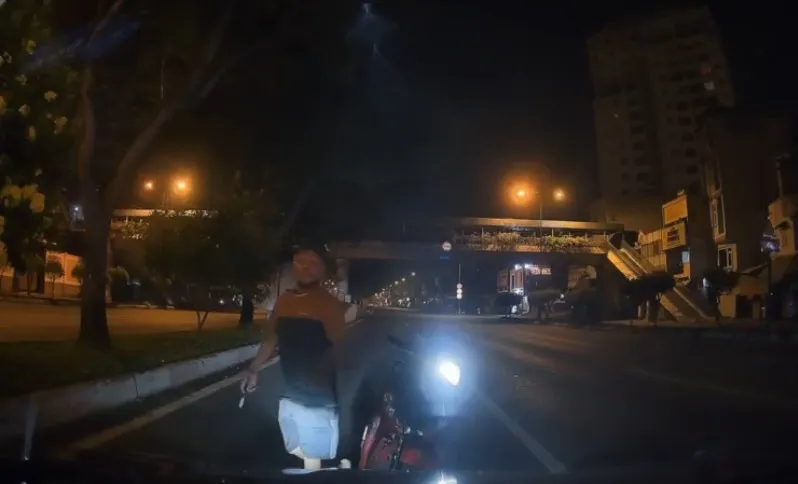 Người đàn ông đi xe máy chặn đường, cầm dao đe dọa tài xế ô tô trên đại lộ Phạm Văn Đồng (quận Gò Vấp)