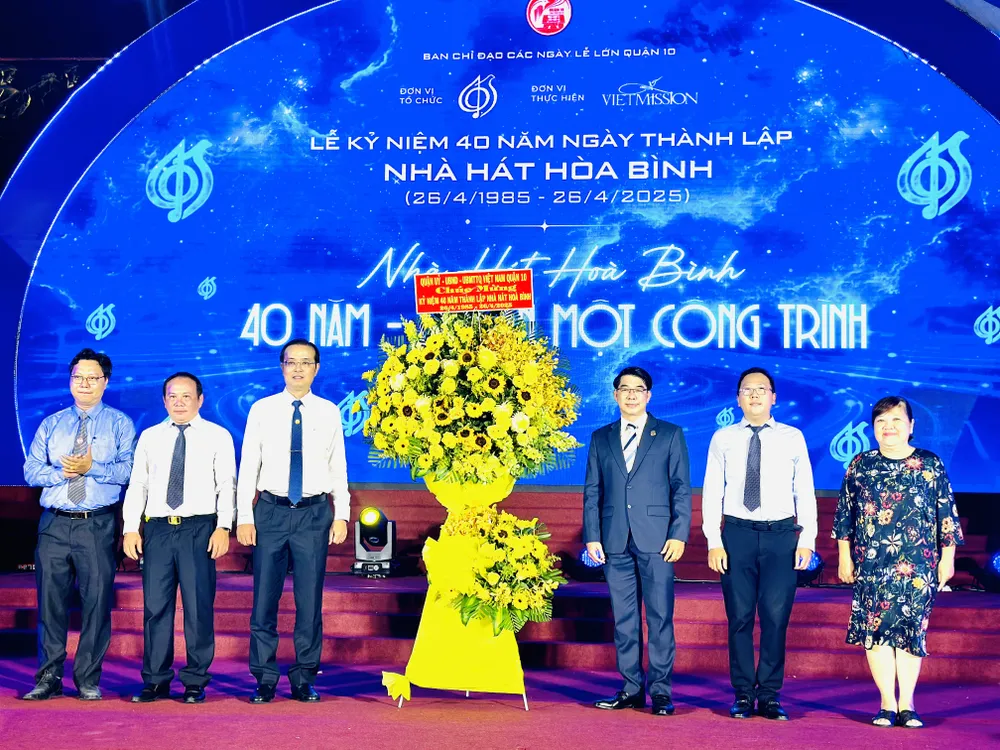 Lãnh đạo quận 10 tặng hoa chúc mừng Ban Giám đốc Nhà hát Hòa Bình