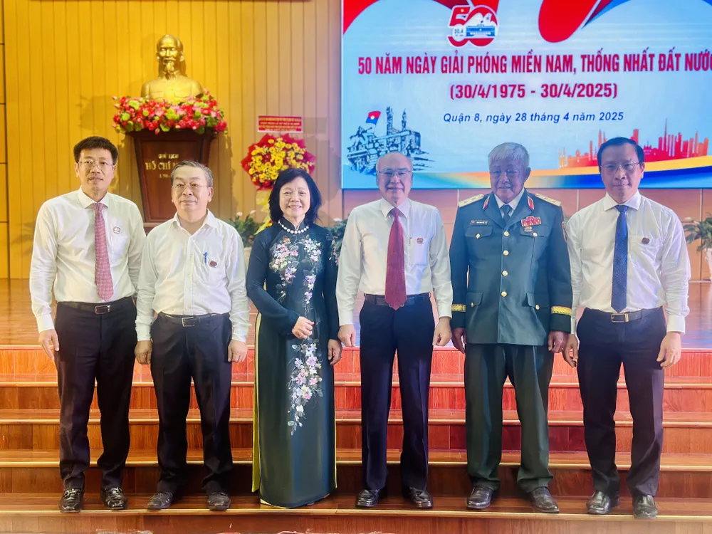 Đồng chí Phan Nguyễn Như Khuê cùng các đại biểu chụp hình lưu niệm 