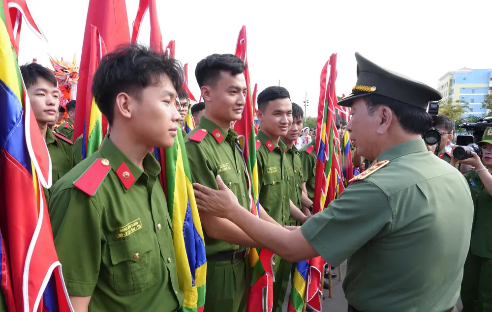 Thứ trưởng Bộ Công an Trần Quốc Tỏ động viên cán bộ chiến sĩ tham gia bảo vệ, biểu diễn phục vụ lễ kỷ niệm