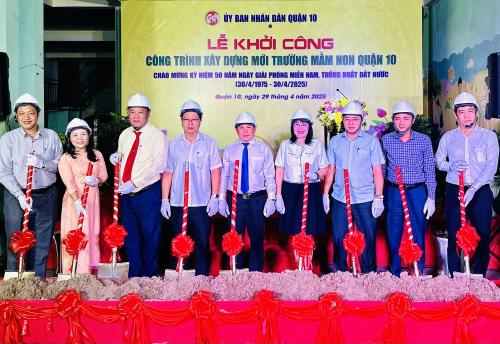 Lãnh đạo quận 10 thực hiện nghi thức khởi công công trình 