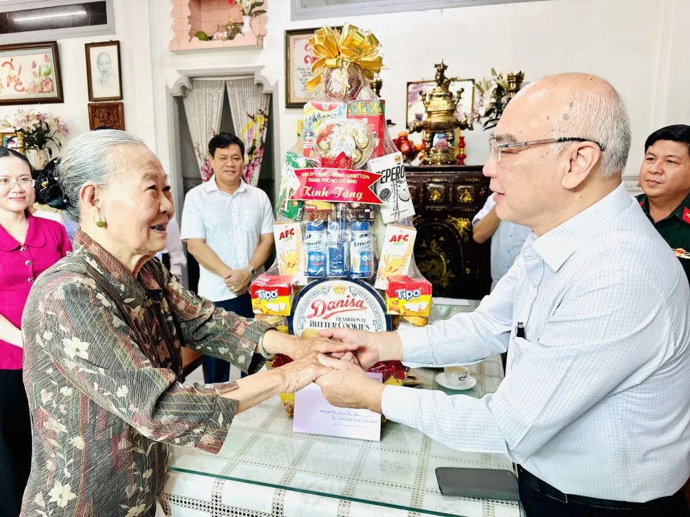 Đồng chí Phan Nguyễn Như Khuê thăm, động viên bà Phan Thị Tám