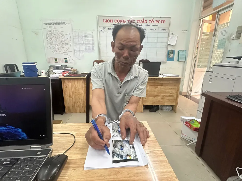 Nghi phạm Huỳnh Minh Trung tại cơ quan công an