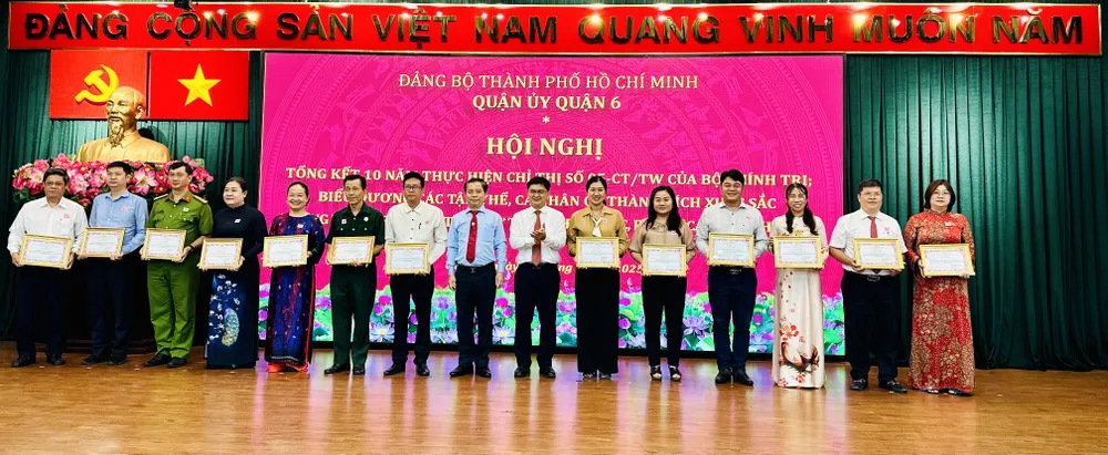 Trưởng Ban Tuyên giáo và Dân vận Thành ủy TPHCM Nguyễn Mạnh Cường cùng Bí thư Quận ủy quận 6 Ma Xuân Việt trao giấy khen cho các tập thể có thành tích xuất sắc 