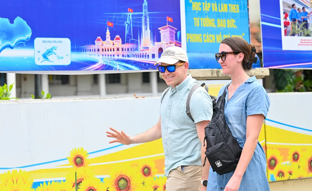 1 -  2 Du khách nước ngoài dảo bước trên những tuyến đường xanh, sạch, đẹp của TPHCM.jpg