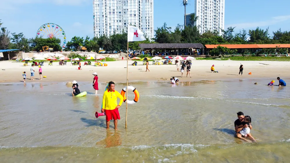 Biển Vũng Tàu sạch đẹp, an toàn chào đón du khách.jpg