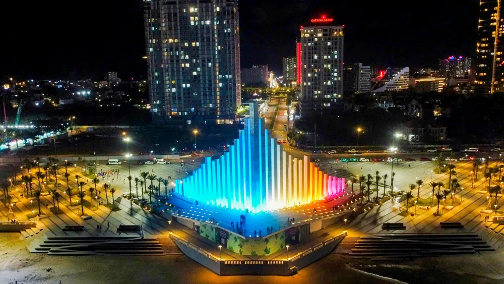 Biểu tượng Tháp Tam Thắng (phường Vũng Tàu, TPHCM) lung linh sắc màu chào đón năm mới 2026.jpg