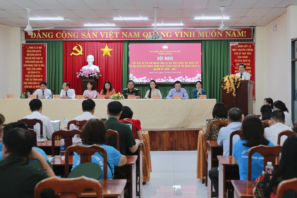 Những người ứng cử tiếp xúc cử tri tạiphường Rạch Dừa.jpg