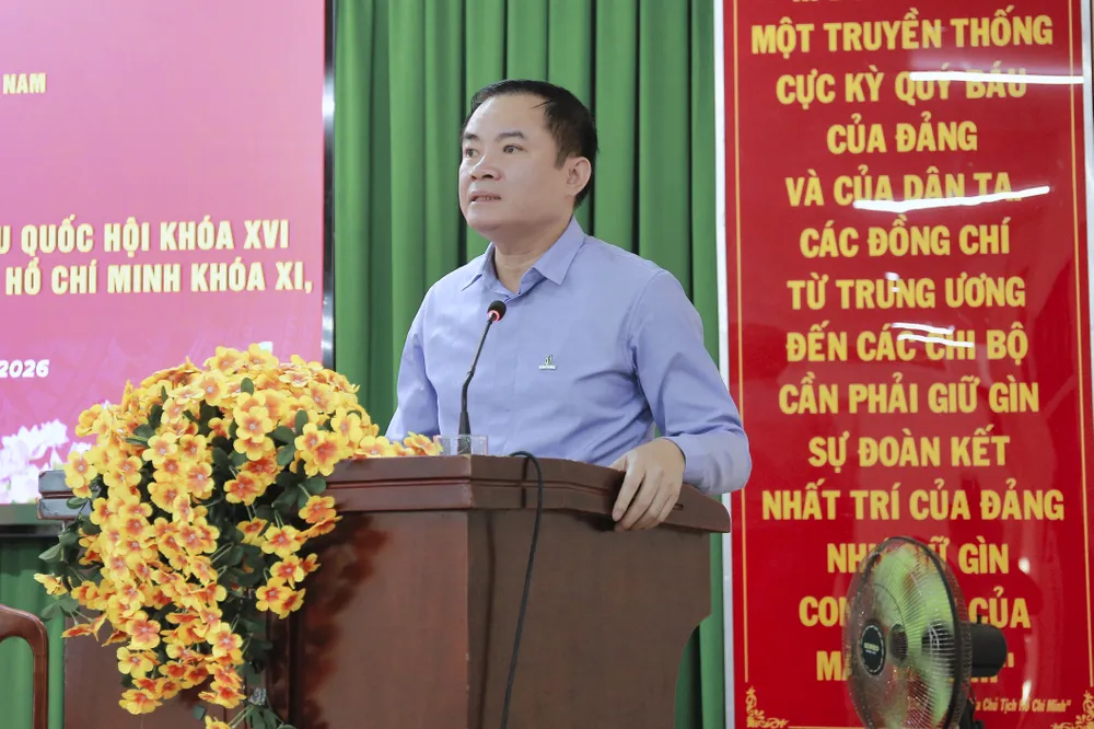 Ông Lê Ngọc Sơn, Bí thư Đảng ủy, Chủ tịch HĐTV Tập đoàn Công nghiệp - Năng lượng quốc gia Việt Nam trao đổi với cử tri.jpg