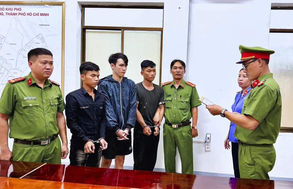 Từ trái sang_ Phan Văn Nhựt, Lê Phú Thành, Nguyễn Quốc Chỉnh.jpg
