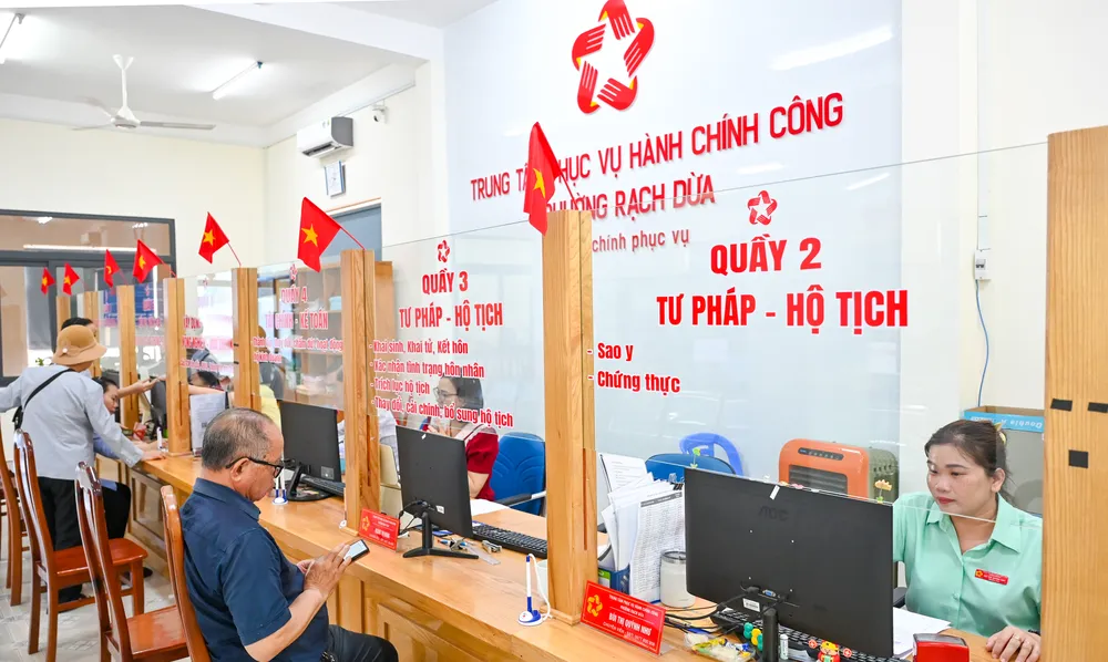Người dân đến làm thủ tục tại Trung tâm phục vụ hành chính công phường Rạch Dừa.jpg