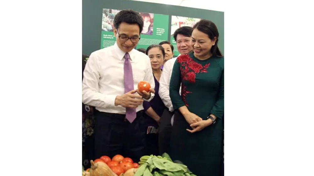 Phó Thủ tướng Vũ Đức Đam tham quan gian hàng thực phẩm sạch của chị em phụ nữ