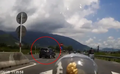 Xe ô tô đi ngược chiều gây tai nạn (ảnh cắt từ clip)