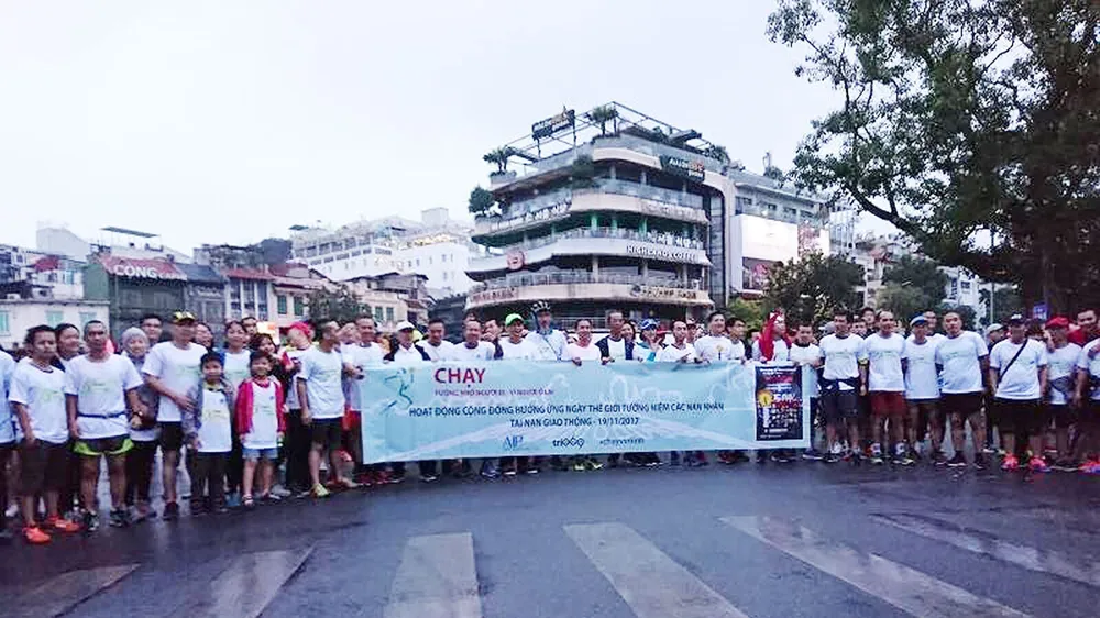 Người dân tham gia chạy trong sự kiện  Chạy vì  ATGT