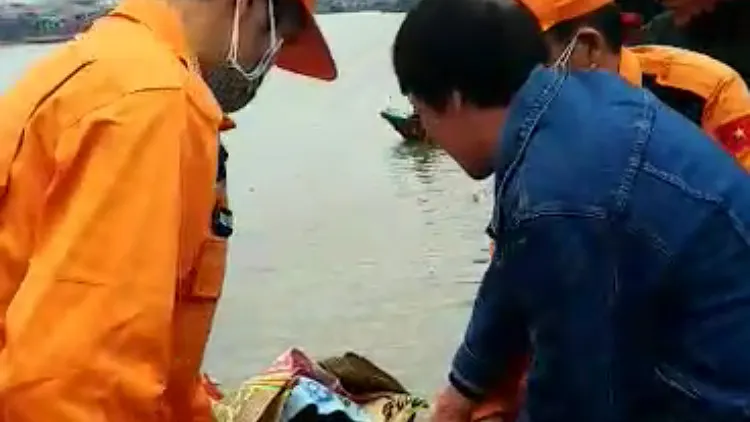 Đưa thi thể thuyền viên vào bờ