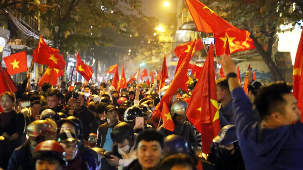 Đông đảm người dân đổ ra đường ăn mừng chiến thắng của đội tuyển U23 Việt Nam trước U23 Iraq. Ảnh: LÃ ANH