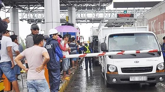 Trạm BOT Ninh An tê liệt vì tài xế sử dụng tiền lẻ qua trạm