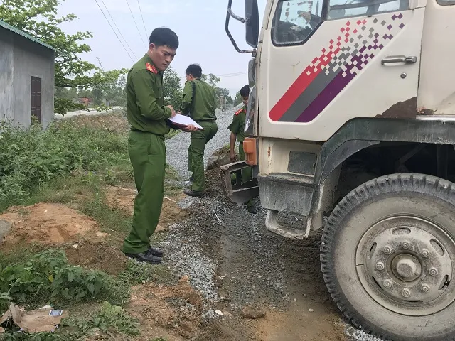 Cơ quan chức năng đang điều tra tại hiện trường vụ tai nạn 