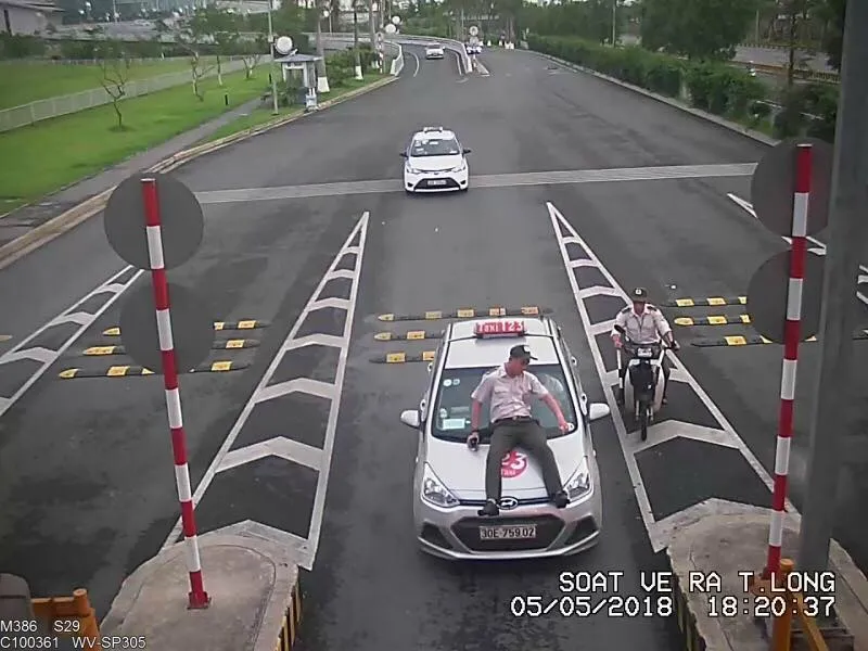 Taxi đâm hất nhân viên hàng không lên nắp capo (ảnh cắt từ clip)