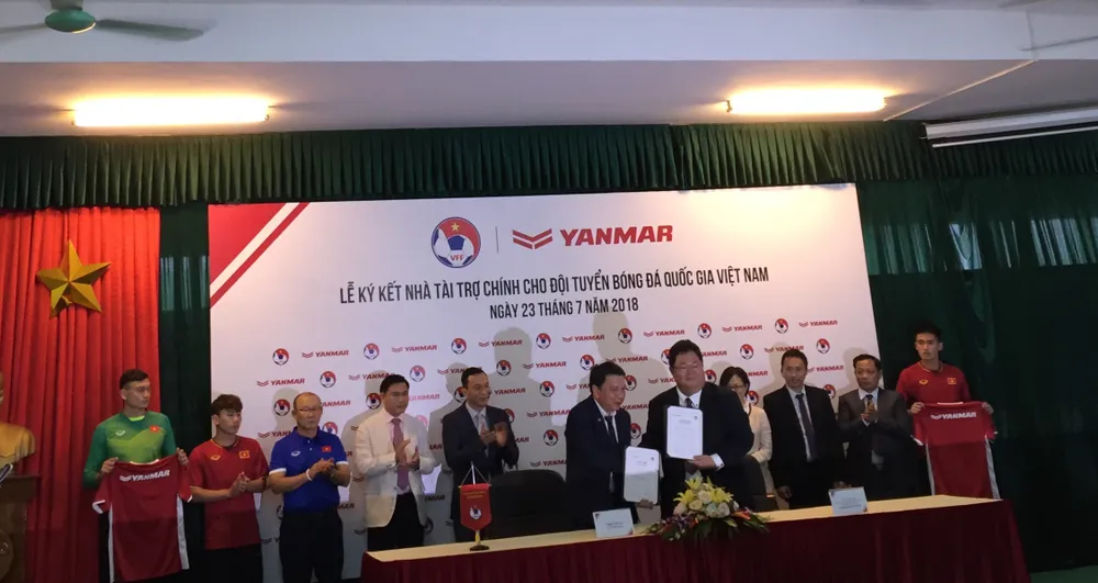 Lễ ký kết Nhà tài trợ chính Đội tuyển Bóng đá Quốc gia Việt Nam