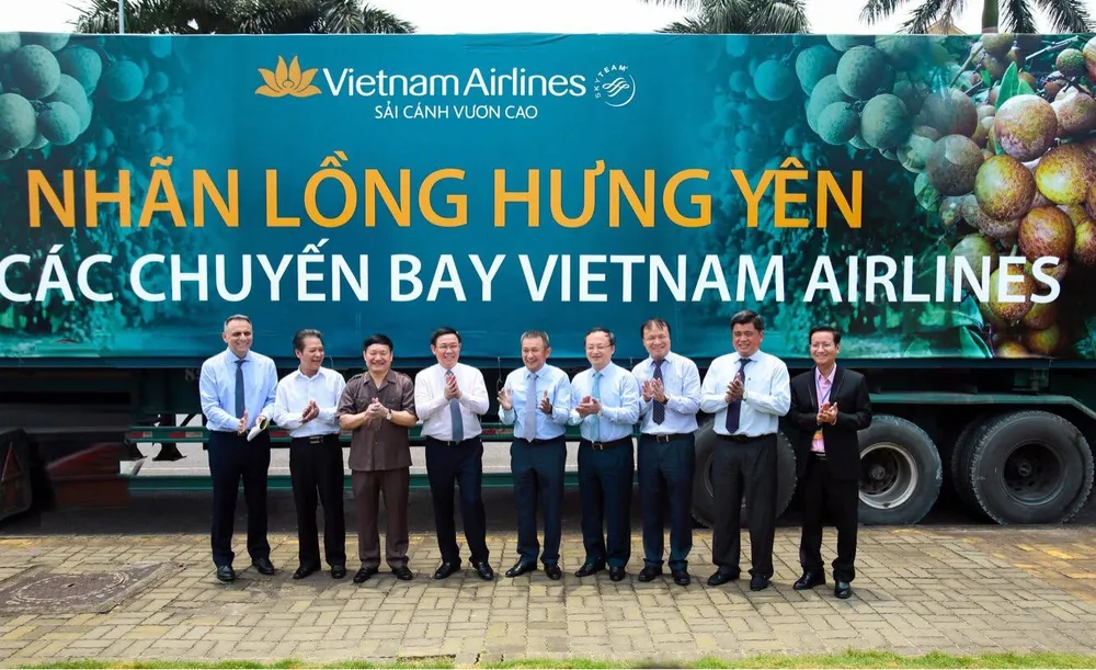 Phó Thủ tướng Vương Đình Huệ chứng kiến thỏa thuận đưa nhãn lồng Hưng Yên lên máy bay của Vietnam Airlines