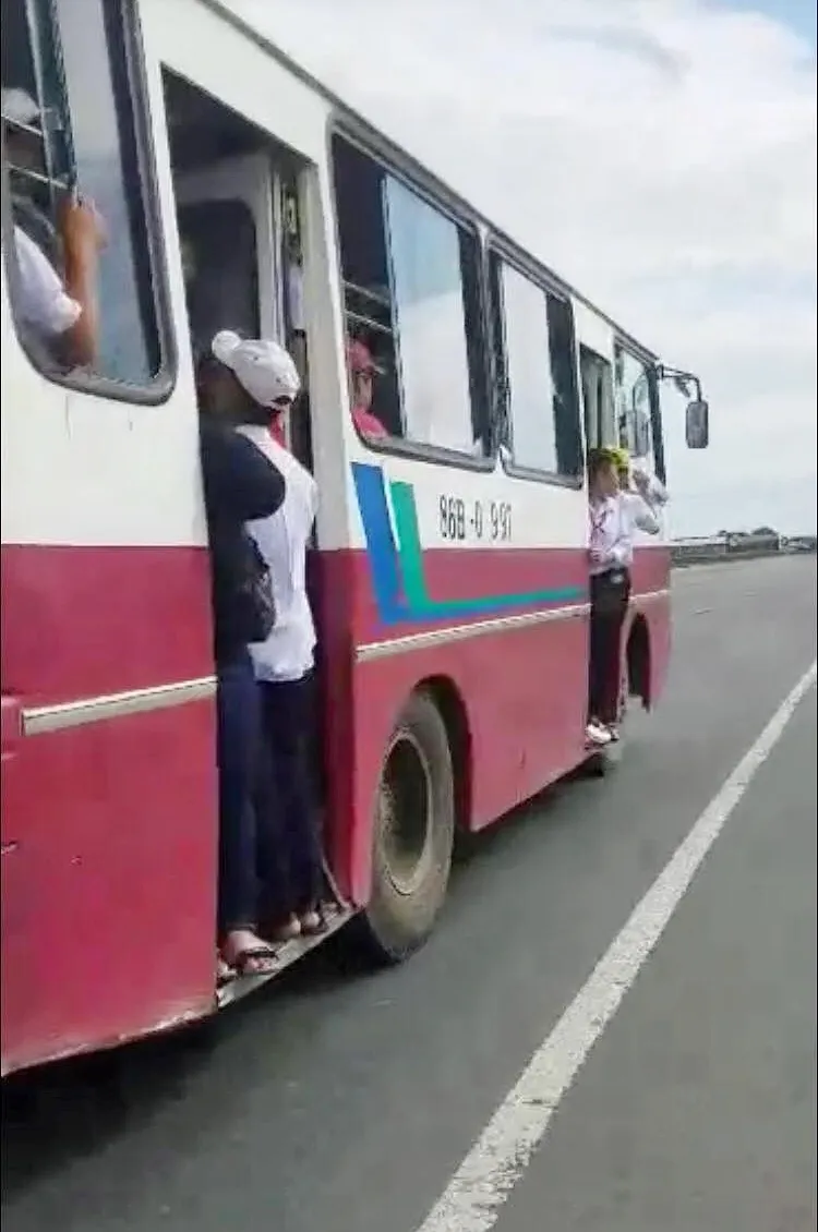 Xử lý nghiêm tài xế để học sinh đứng ở cửa khi xe đang chạy ảnh 1