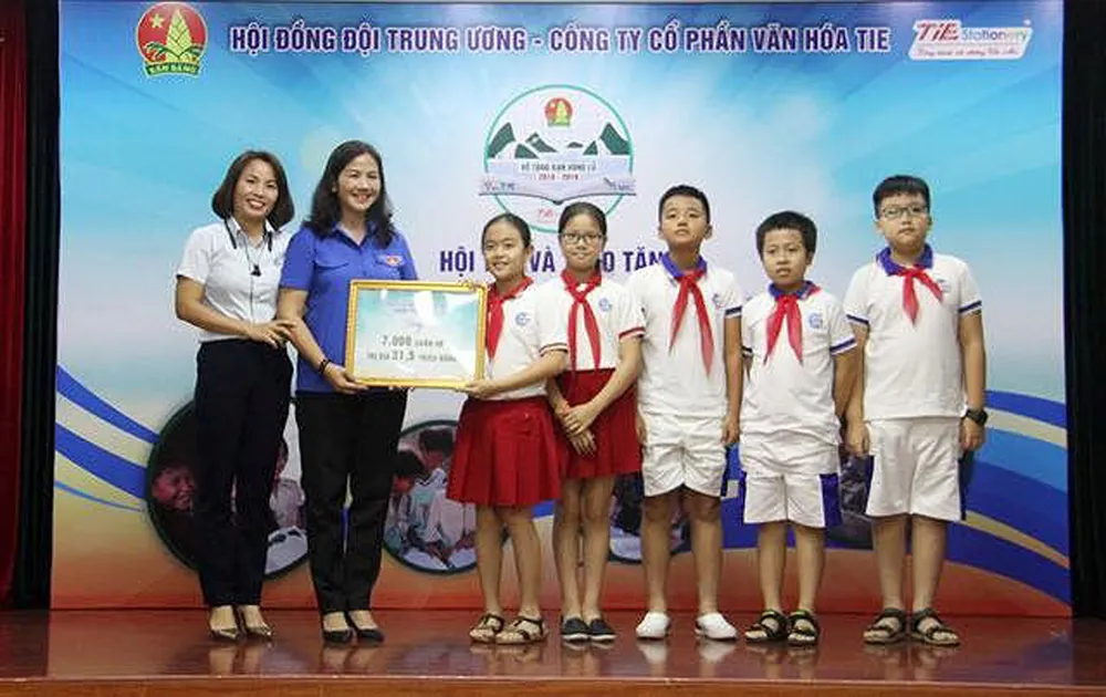 Phát động chương trình tặng 1 triệu vở viết cho học sinh vùng lũ ảnh 1