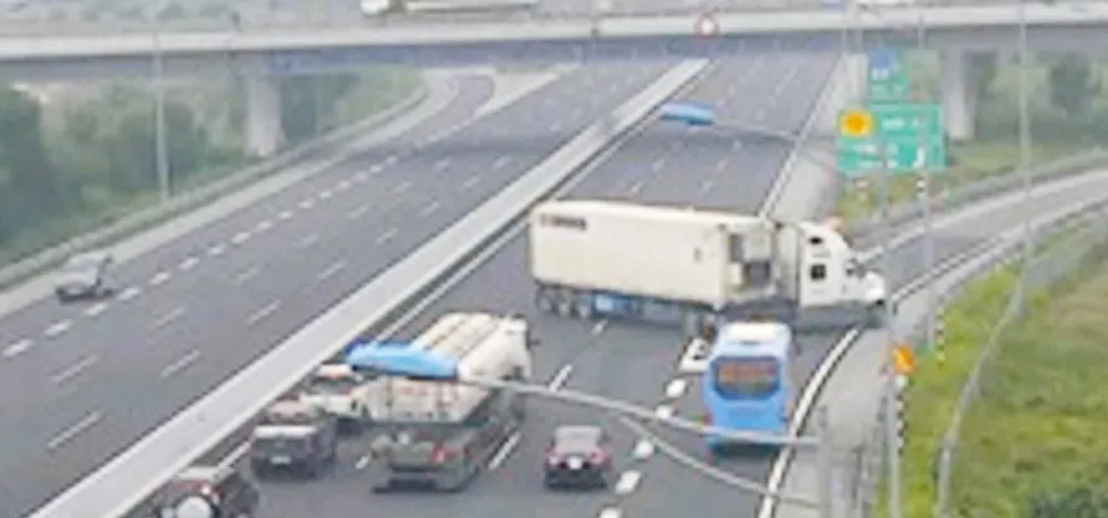 Tăng cường phát hiện, xử lý nghiêm các trường hợp đi lùi, ngược chiều trên cao tốc ảnh 1