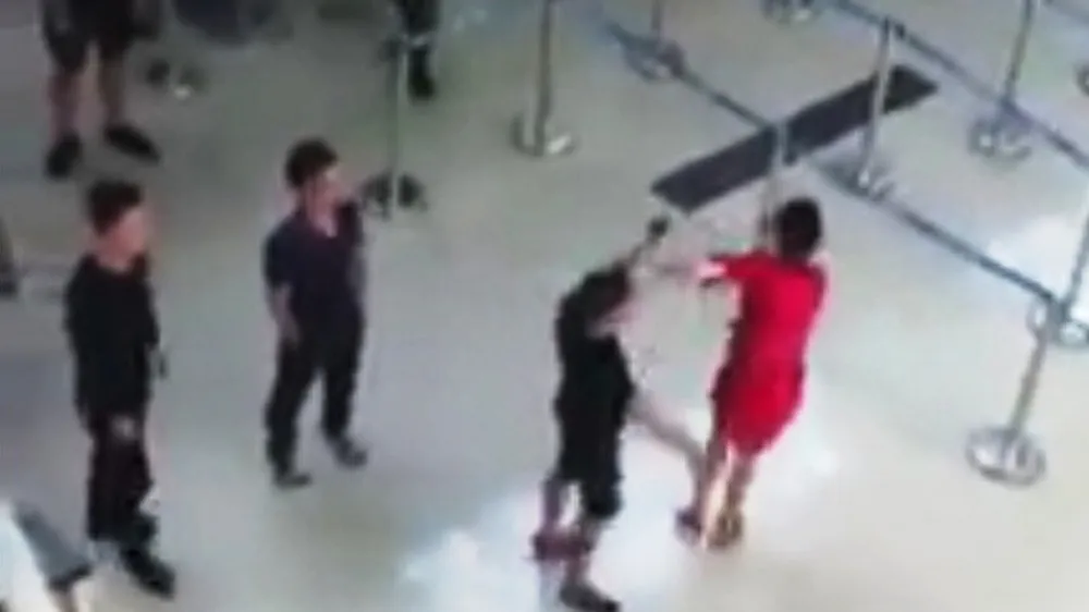 Điều tra 3 đối tượng hành hung nhân viên hàng không  ảnh 1