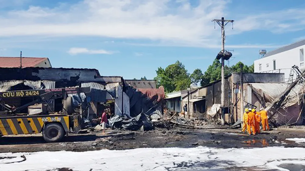 Hiện trường vụ xe bồn chở xăng gây cháy khiến 6 người thiệt mạng và nhiều ngôi nhà bị thiêu rụi hôm 22-11 tại Bình Phước