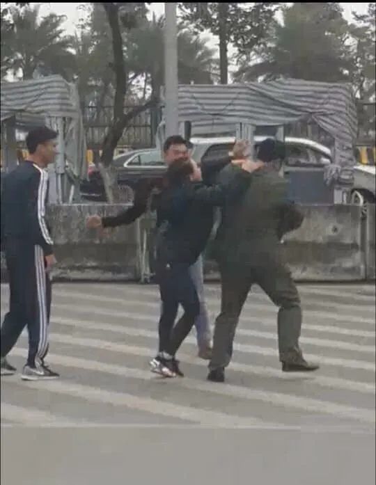 Nhân viên an ninh hàng không sân bay Nội Bài bị hành hung  ảnh 1